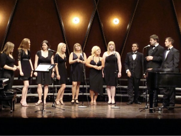 Knickerbocker performing in a jazz choir in 2009