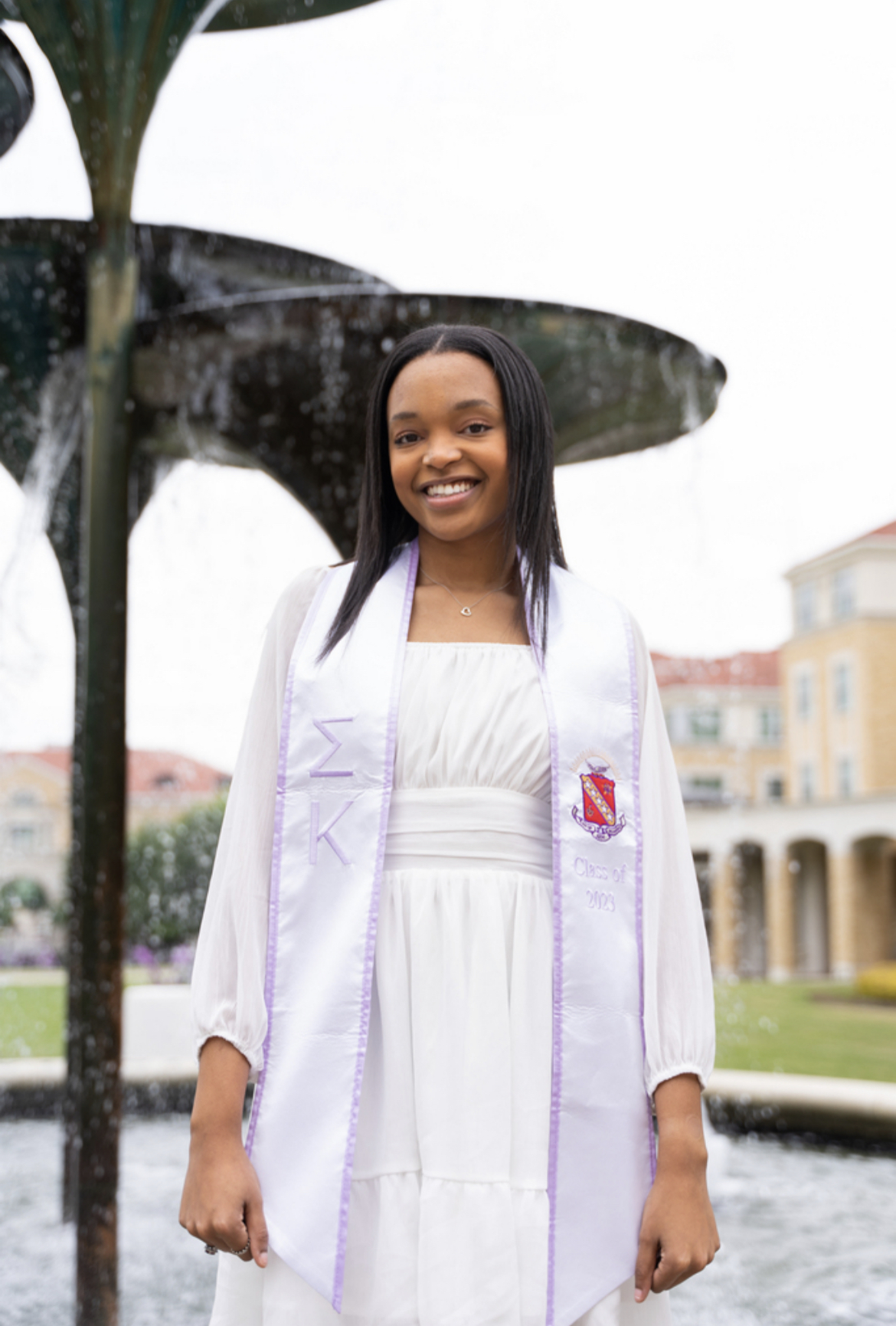 Kyndal Smith senior picture posing in front of the frog fountain